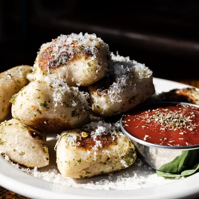 Garlicky Bread-Bites.
